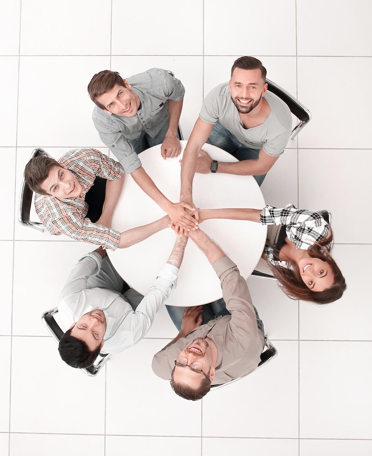 Foto vista superiorequipo de negocios sonriente mostrando su unidad
