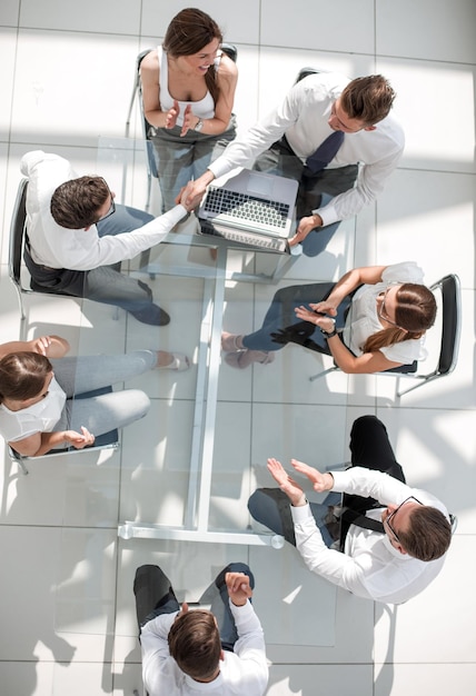 Vista superioro chefe apertando as mãos de um funcionário na reuniãoo conceito de sucesso