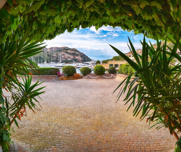 Vista surpreendente no porto de Palau do popular destino de viagem Bear Rock Roccia dell'Orso