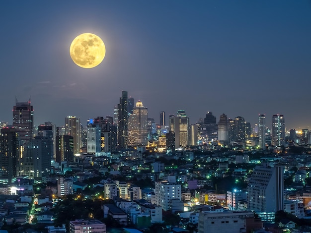 Vista surreal da paisagem urbana de bangkok com lua cheia inadequada no céu noturno