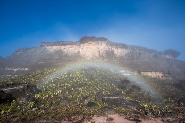 Vista surreal no topo do Monte Roraima com arco-íris