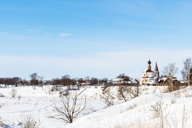 Vista de Suzdal con la Iglesia de la Santa Cruz en invierno