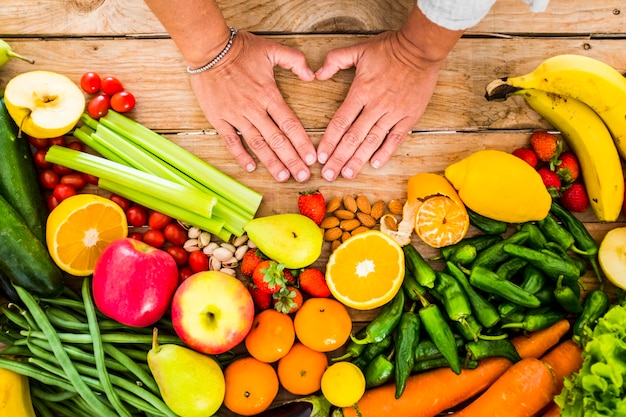 Vista de tabla de mezcla de colores de frutas y verduras frescas y de temporada para comida vegana o vegetariana o simplemente saludable