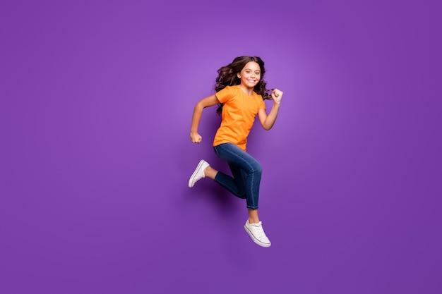 Foto vista del tamaño del cuerpo de longitud completa de ella ella agradable atractivo encantador alegre activo alegre alegre alegre niña de cabello ondulado saltando corriendo temporada de primavera aislada sobre fondo de color pastel violeta púrpura lila