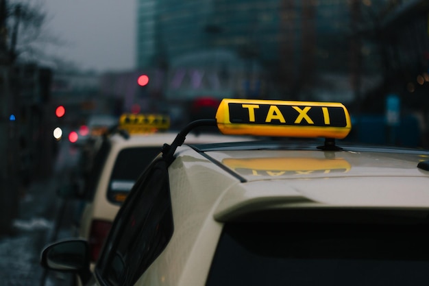 Foto vista de taxis en la calle de la ciudad