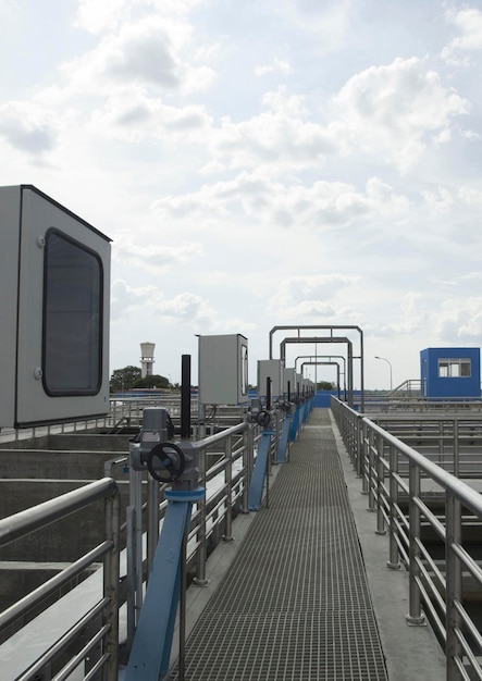 Una vista del techo de un edificio con un letrero azul que dice 'aire acondicionado'