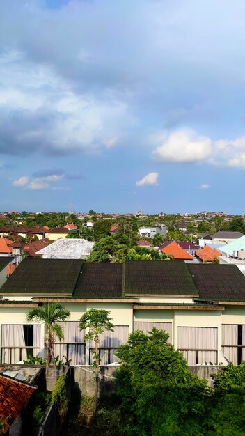 Foto vista de los techos de las casas con cielo azul en el área residencial