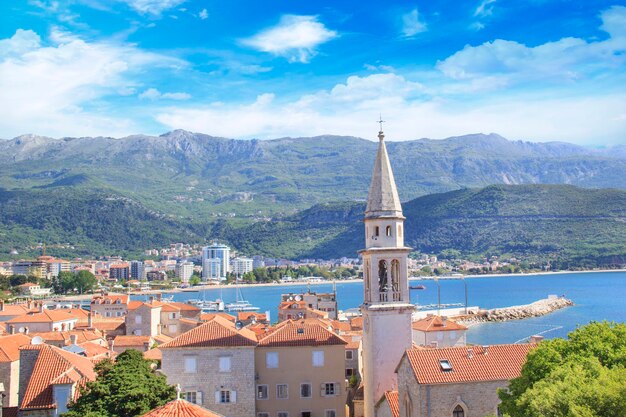 Vista de los tejados y la bahía de Budva en Montenegro en el día soleado de verano