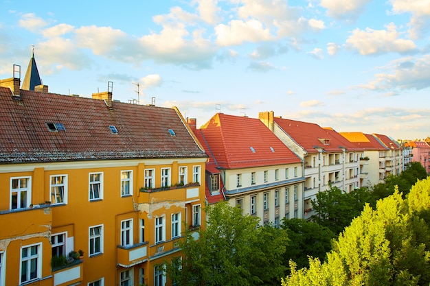 Vista de los tejados bajos de las casas antiguas de la ciudad europea