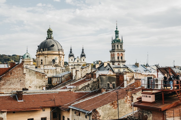 Vista de los tejados de Lviv de la Iglesia y el Monasterio de los Carmelitas Descalzos, la Iglesia de la Dormición, la Torre Korniakt, la Iglesia de la Sagrada Eucaristía.