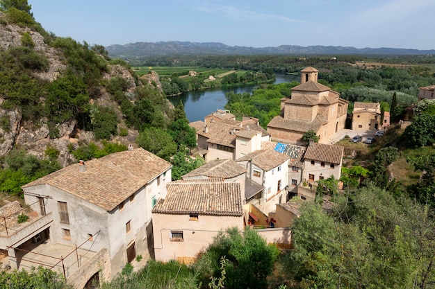 Vista de los tejados del pueblo de Miravet en la provincia de Tarragona. Cataluña, España. Ecoturismo.