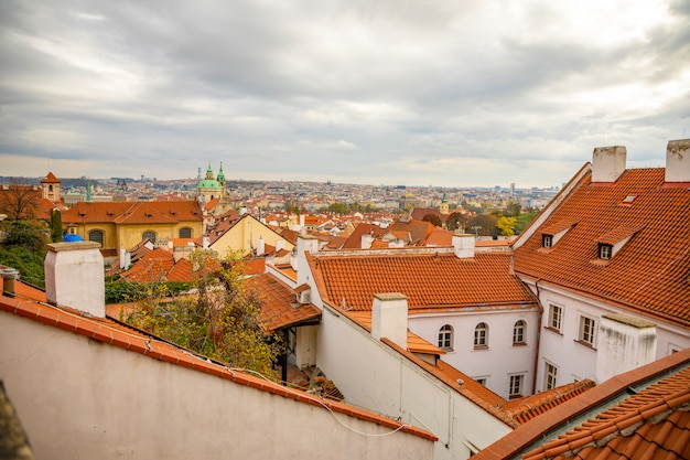 Vista de los tejados rojos de Praga desde el castillo de Praga en un día nublado en Praga, República Checa