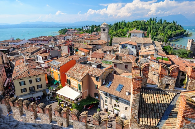 Vista a los tejados de Sirmione y desde el castillo de Scaliger