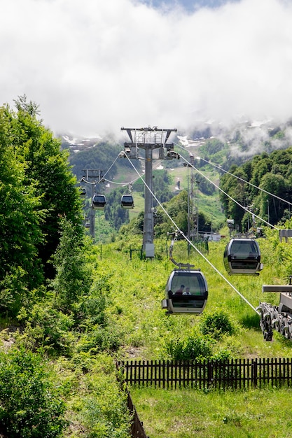 Vista del teleférico en las montañas de verano