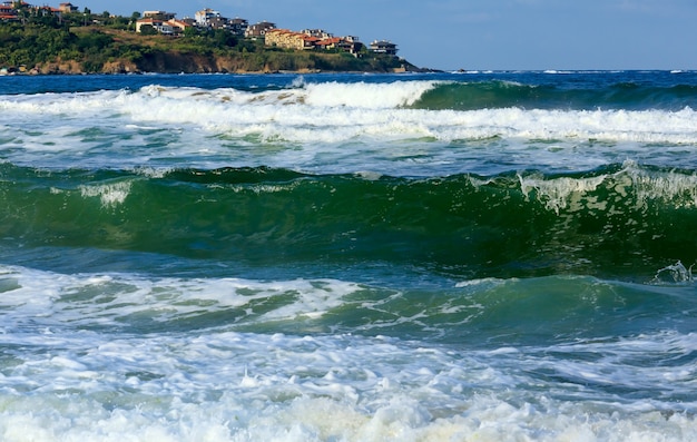 Foto vista tempestuosa del mar desde la playa y casas en la costa, bulgaria.