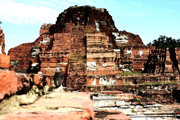 Vista de un templo desde un ángulo bajo