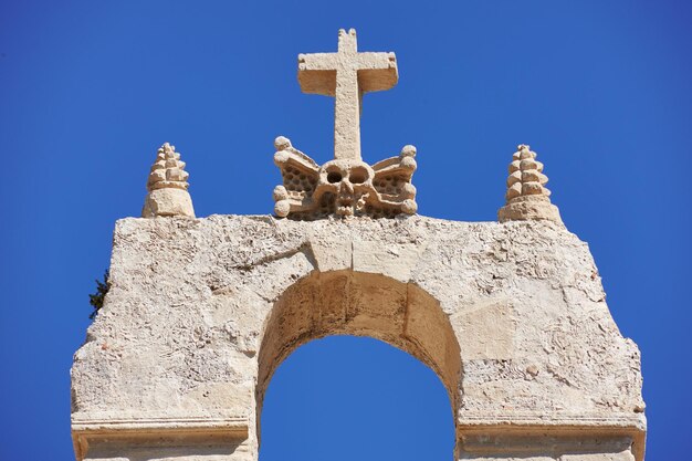 Vista de un templo desde un ángulo bajo