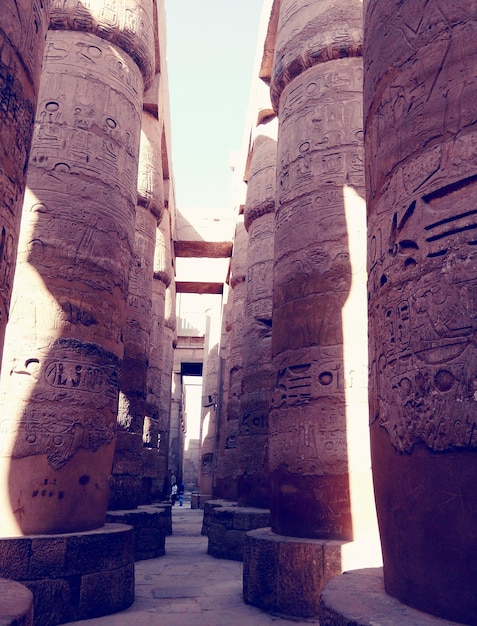 Foto vista de un templo desde un ángulo bajo