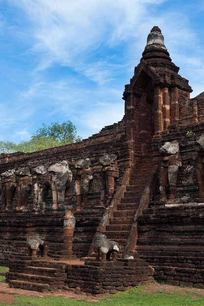 Foto vista de un templo desde un ángulo bajo