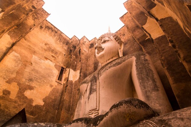 Foto vista de un templo desde un ángulo bajo