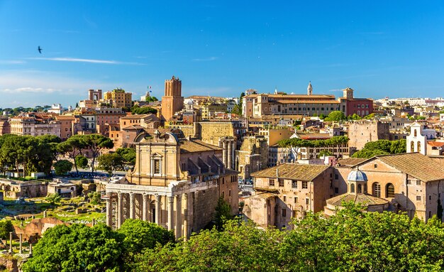 Vista del templo de Antonino y Faustina en el Foro Romano