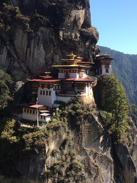Vista del templo y los edificios contra la montaña
