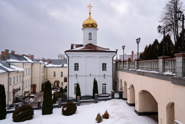 Vista del Templo del Espíritu Santo en el territorio del convento en un día de invierno Vitebsk Bielorrusia