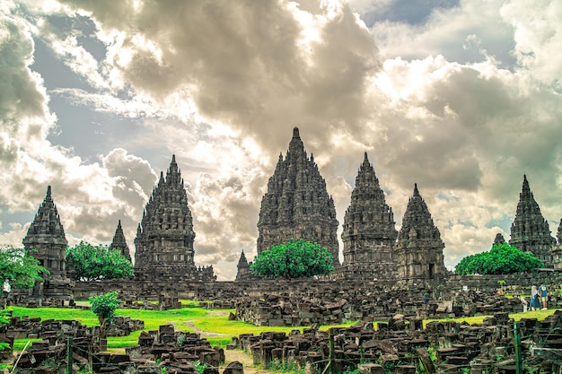 Vista del templo de Prambanan desde el exterior