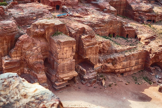 Vista de templos tallados en rocas de piedra arenisca durante el día en el desfiladero de siq Petra Jordania