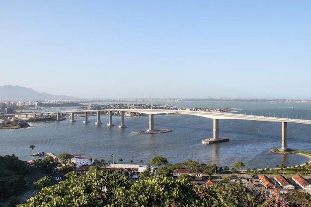 Foto vista del tercer puente que conecta vila velha con vitoria en espirito santo, brasil