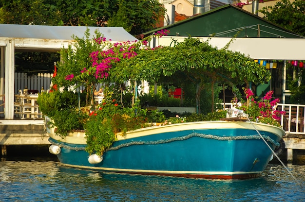 Vista del terraplén con barcos y el canal en Dalyan.Turquía