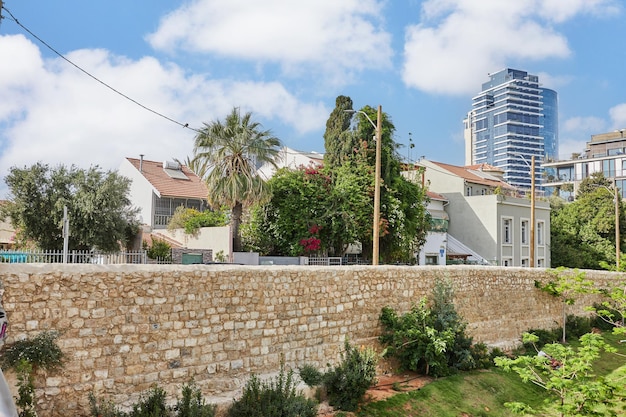 Vista del terraplén en la zona de la colonia americana en el distrito de Neve Tzedek de Tel Aviv Israel