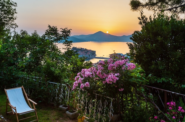 La vista desde la terraza al atardecer sobre el islote del mar Sveti Stefan (Montenegro, cerca de Budva)