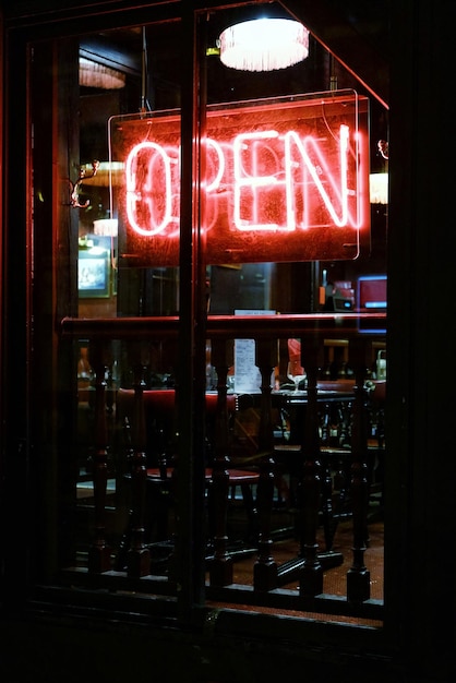 Foto vista de la tienda por la noche