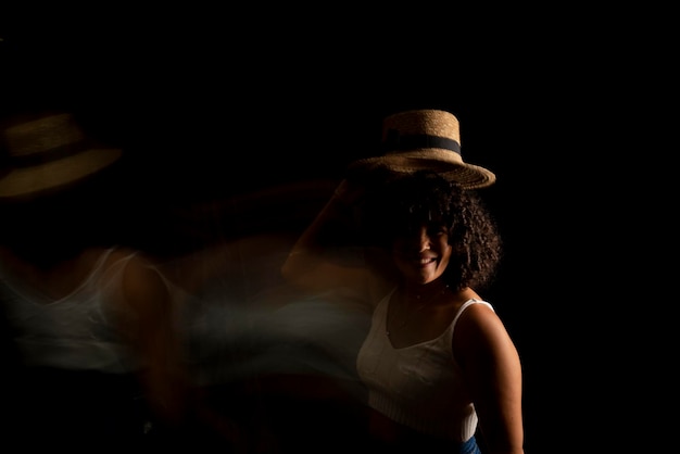 Foto vista timelapse de uma mulher mexendo um chapéu desfoque de movimento de longa exposição mulher feliz salvador brasil
