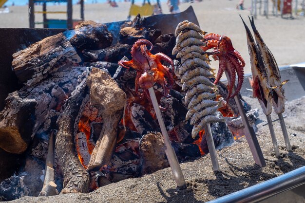 Vista de una típica brocheta de pescado en las playas de Málaga