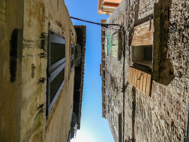 Vista de la típica calle estrecha de un casco antiguo de Corfú Grecia Primer plano de la fachada de casas antiguas