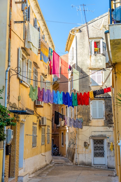 Vista de la típica calle estrecha de un casco antiguo de Corfú, Grecia