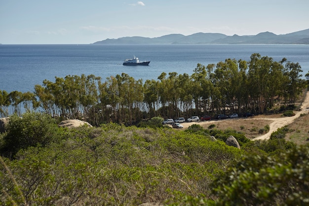 Vista típica de la costa sur de Cerdeña, durante el verano.