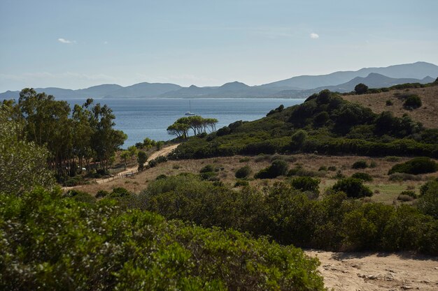 Vista típica da costa sul da Sardenha, durante o verão.