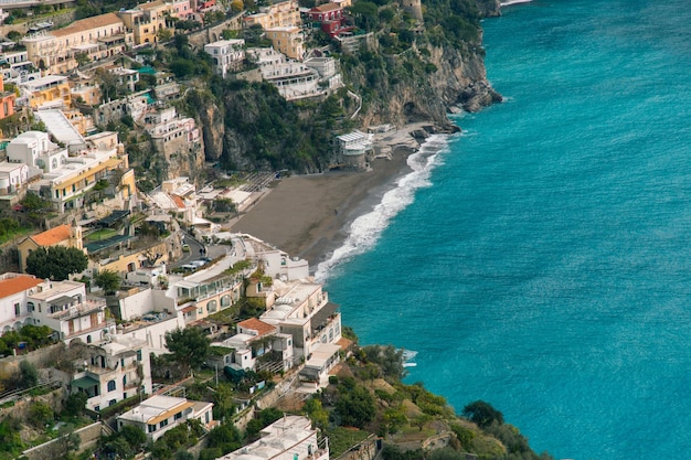 Vista de todo el casco antiguo de Positano y sus casas de colores desde lo alto. costa amalfitana italia