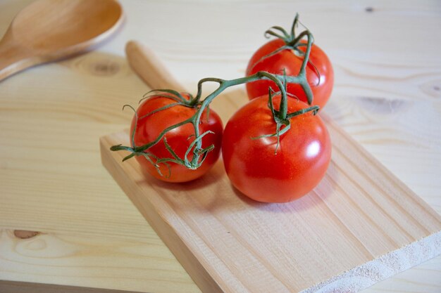 Vista de tomate en la tabla de cortar en ángulo alto