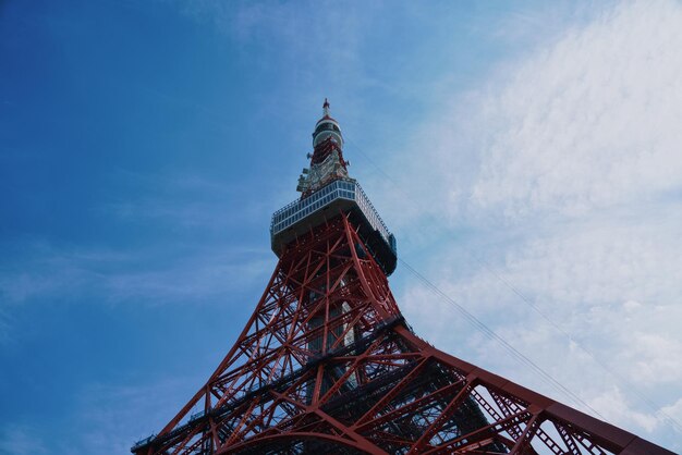 Foto vista de la torre desde un ángulo bajo