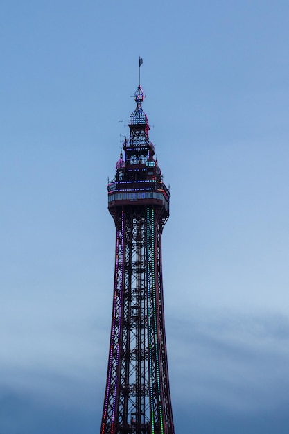 Foto vista de la torre desde un ángulo bajo