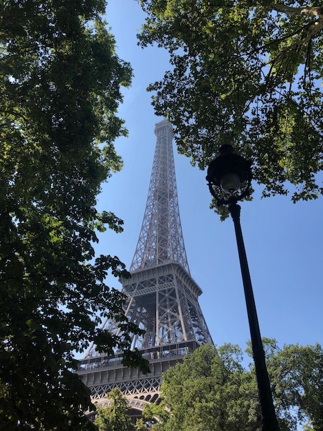 Foto vista de la torre desde un ángulo bajo