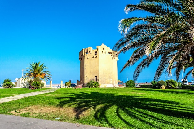 Vista de la torre aragonesa en el puerto de Porto Torres