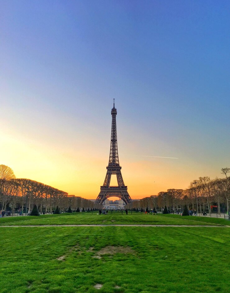 Foto vista de la torre contra el cielo durante la puesta de sol