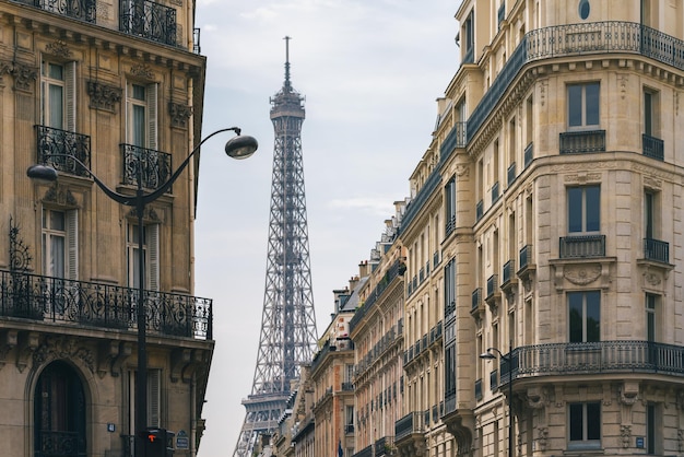 Vista de la Torre Eiffel en el casco antiguo de París