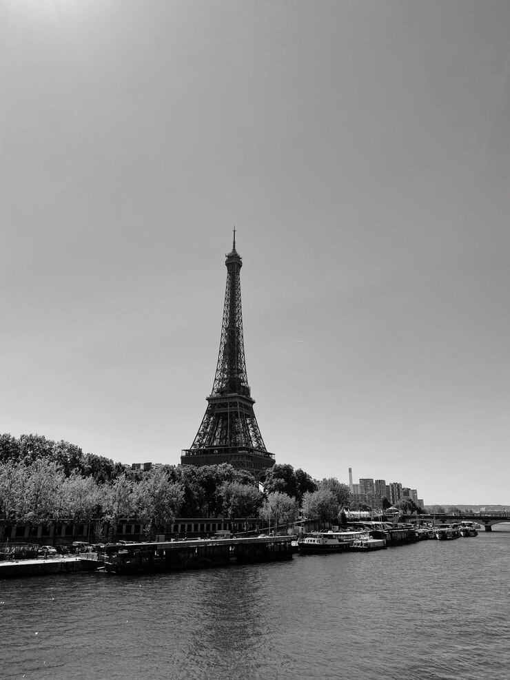 Foto vista de la torre eiffel contra el cielo