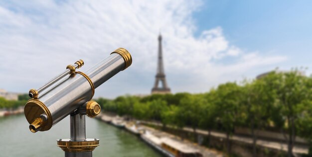 Vista de la torre Eiffel con telescopio, París. Francia